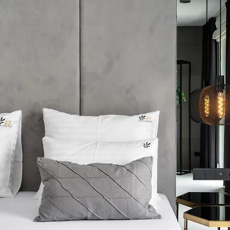 El - Golden Palace *